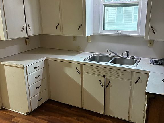 3rd image of 402 E Lasalle St