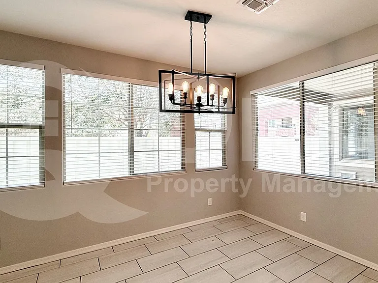 3749 E Stiles Ln — Photo 4