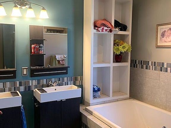 Dual sinks with mirrors