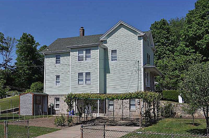 2nd image of 17 Oak St