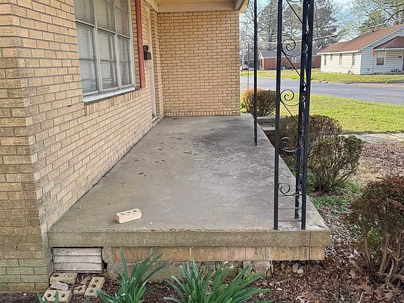 4th image of 307 Martin Dr W