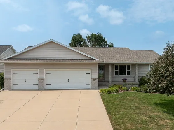 100 S Hill Crest Cir, Center Point, IA 52213
