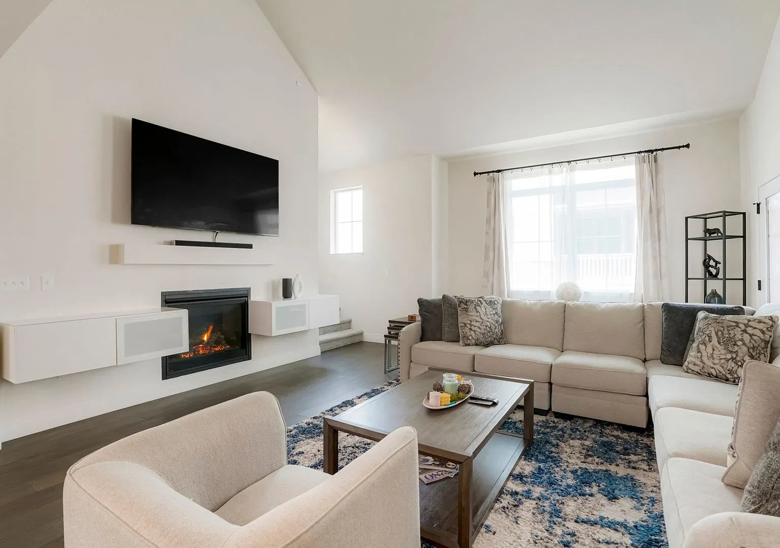 Spacious 3BR 3 Full Bath Condo in Aurora — Photo 1