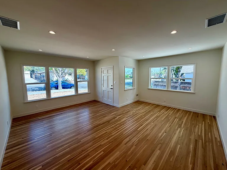 131-133 Poinsettia Ave #131 — Photo 3