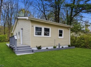 46 Wildwood Rd, Oak Ridge, NJ 07438