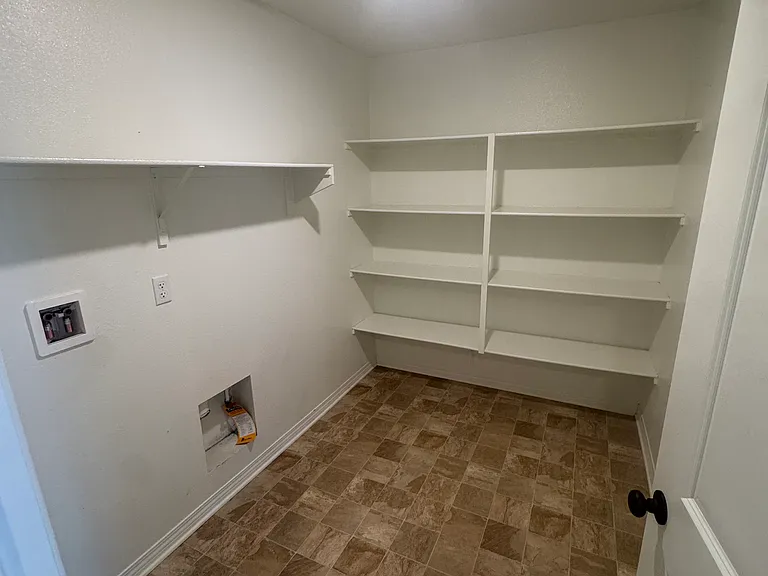 5161 Rowel St — Photo 32