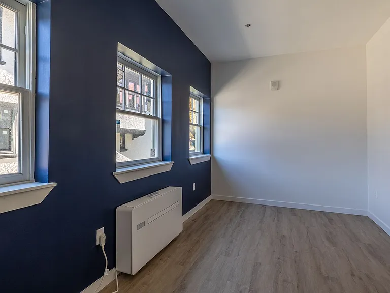 240 Mack Ave — Photo 24