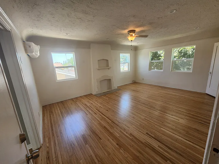 516-518 W Lexington Dr #B — Photo 2