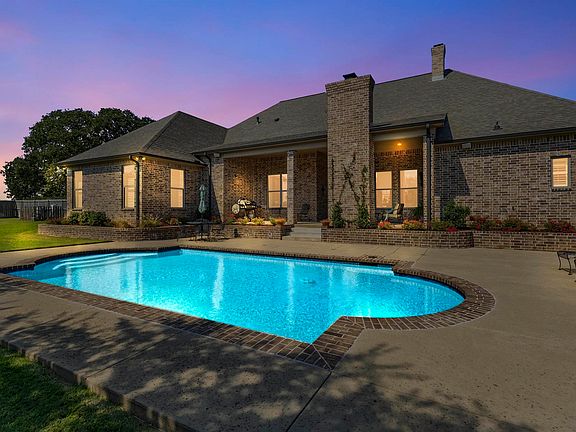 3rd image of 651 Oak Grove Way