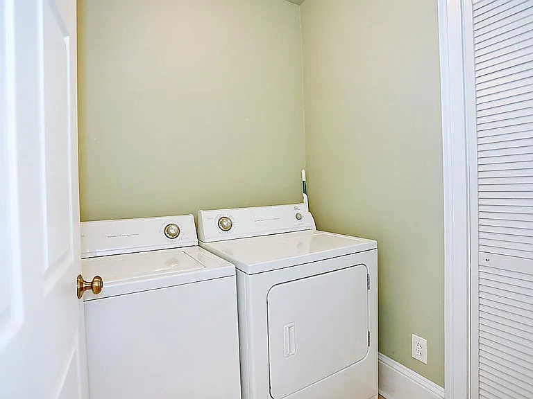 415 E Gordon St — Photo 8