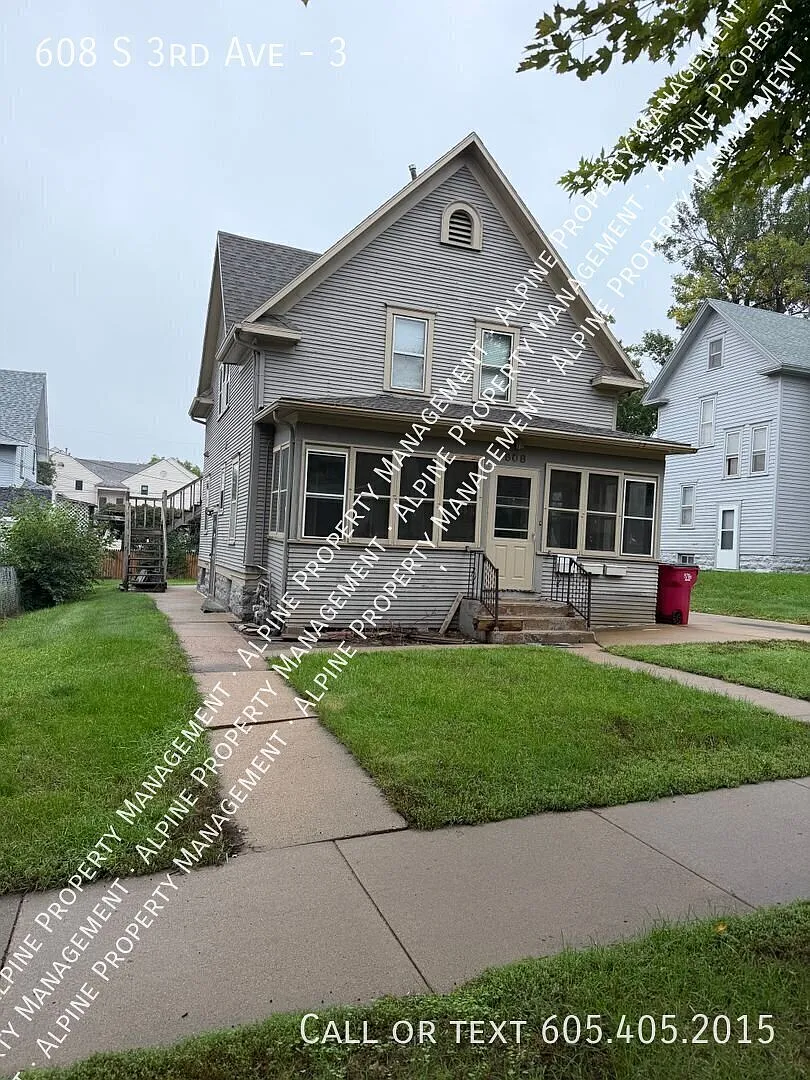 Rent Special - Affordable 1 Bed Near Downtown! — Photo 1
