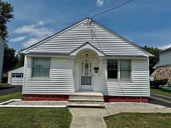 2nd image of 727 Dickson St