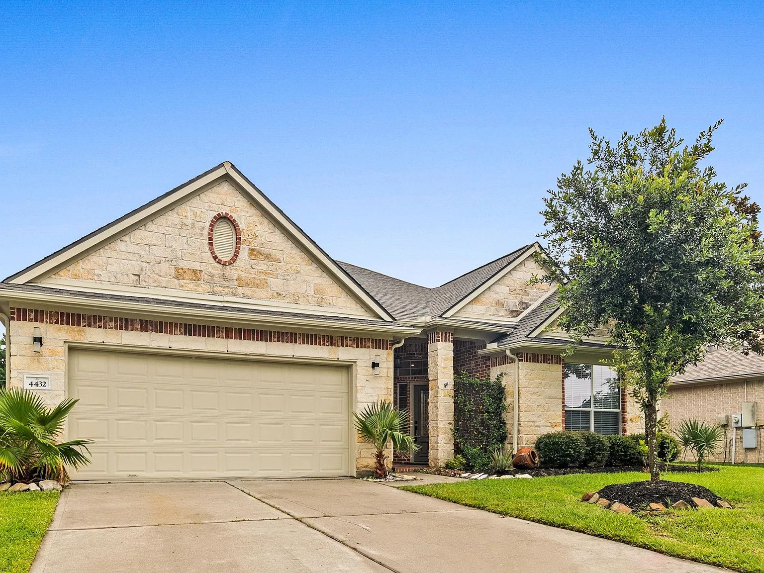 4 bed, 2.0 bath, 2571 sqft, $3,000 — Photo 2