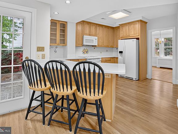5th image of 4705 Hunt Ave