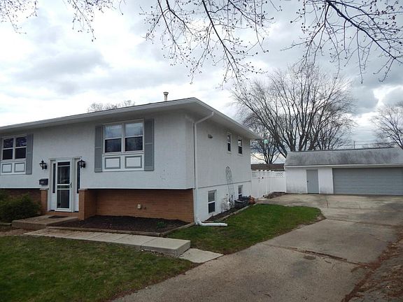 3rd image of 400 Foxwood Dr