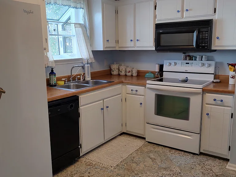 Tile floor, easy to keep clean; oven and glass cooktop is also easy to clean; microwave; dishwasher