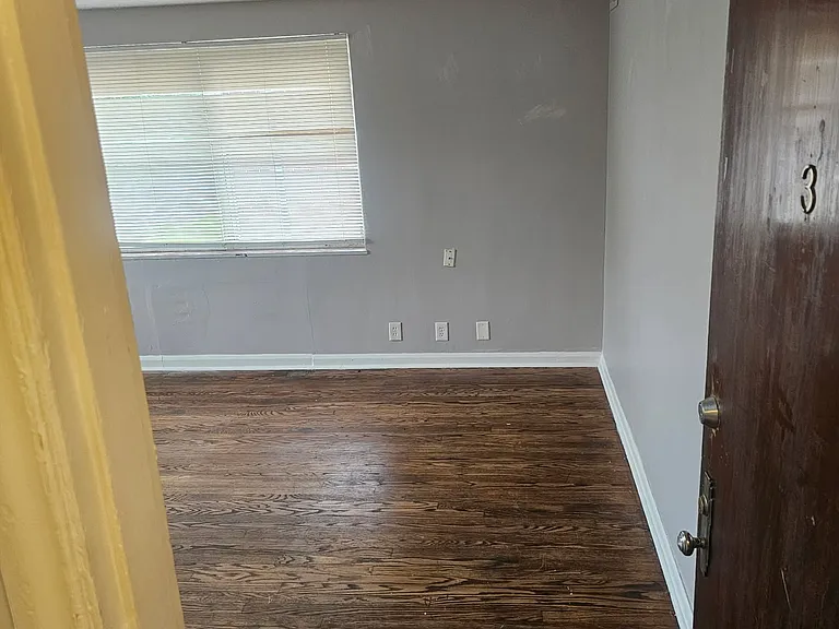 5647 Hamilton Ave #4 — Photo 2