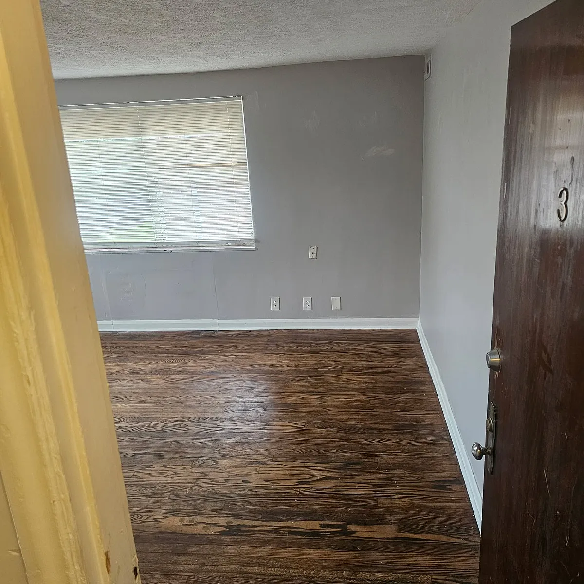 Building Photo - 5647 Hamilton Ave #4