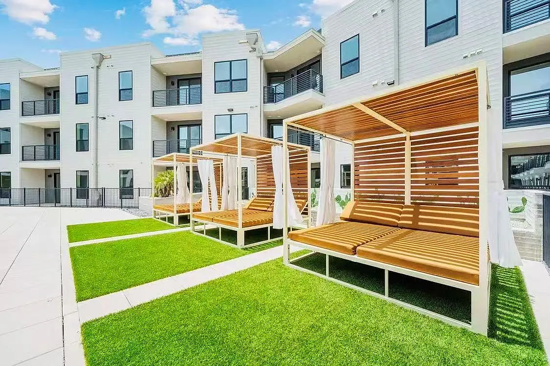 1 bed, 1.0 bath, 812 sqft, $2,450 — Photo 2