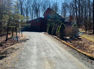 188 Lower Lakeview Dr, Hawley, PA 18428