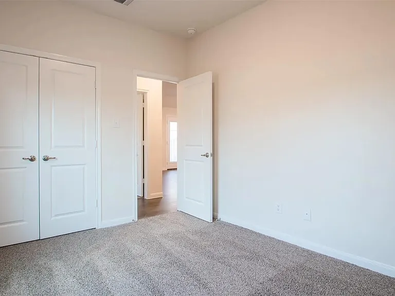 3936 Oak Creek Cir — Photo 14