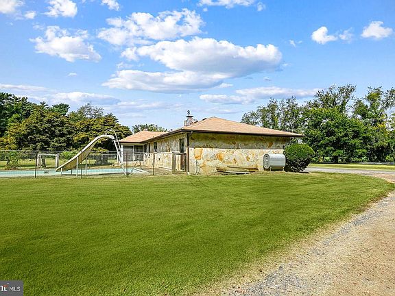 3rd image of 1836 Cherry Rd