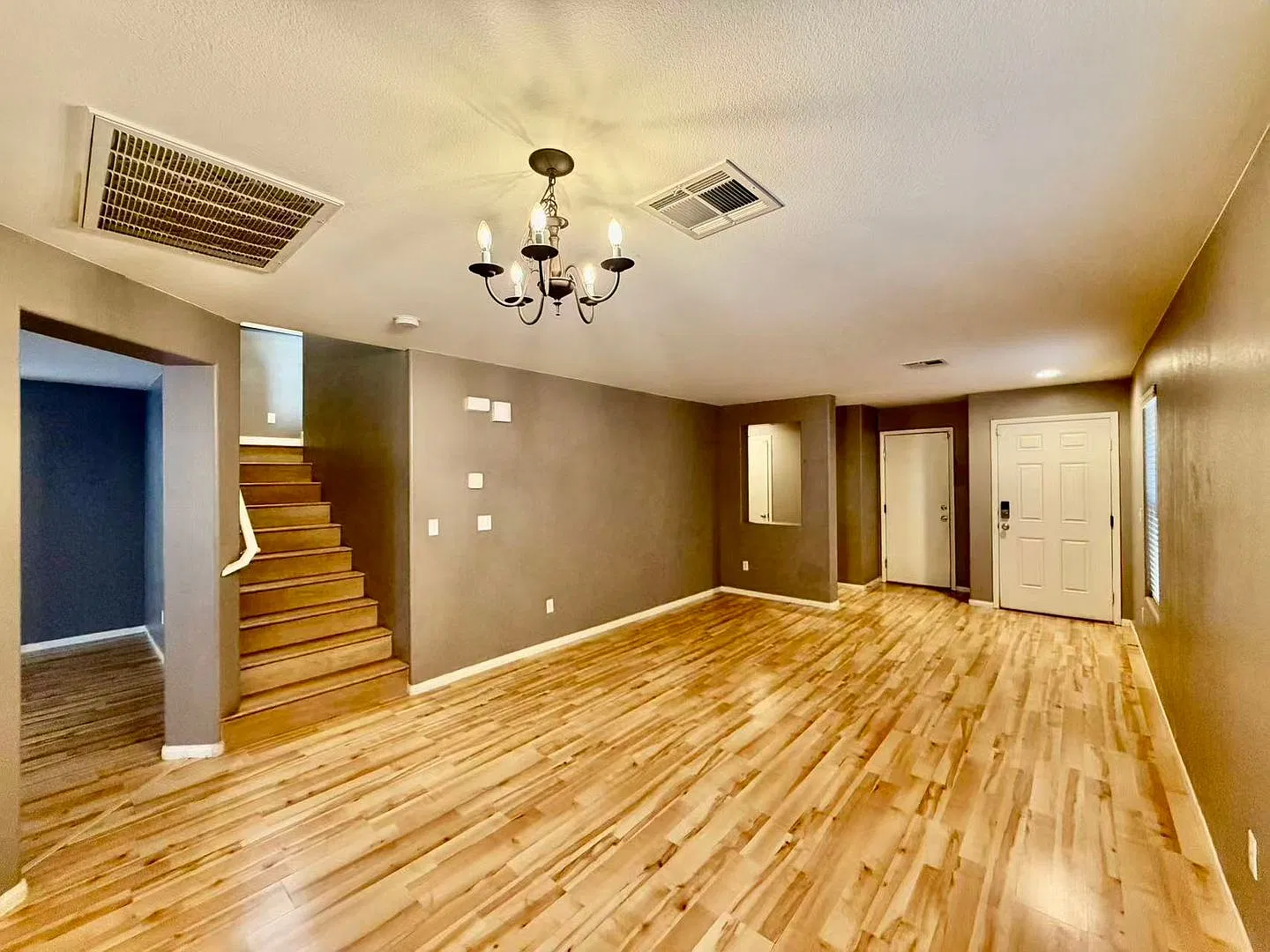 Charming 2 story family house — Photo 3