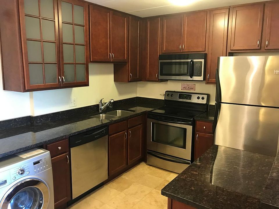 1st image of 580 Lawrence Ave APT 211