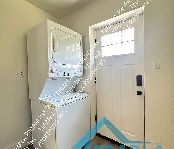1070 S Irving St — Photo 8