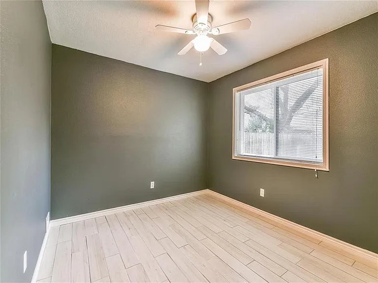 10427 Eagle Glen Dr — Photo 11
