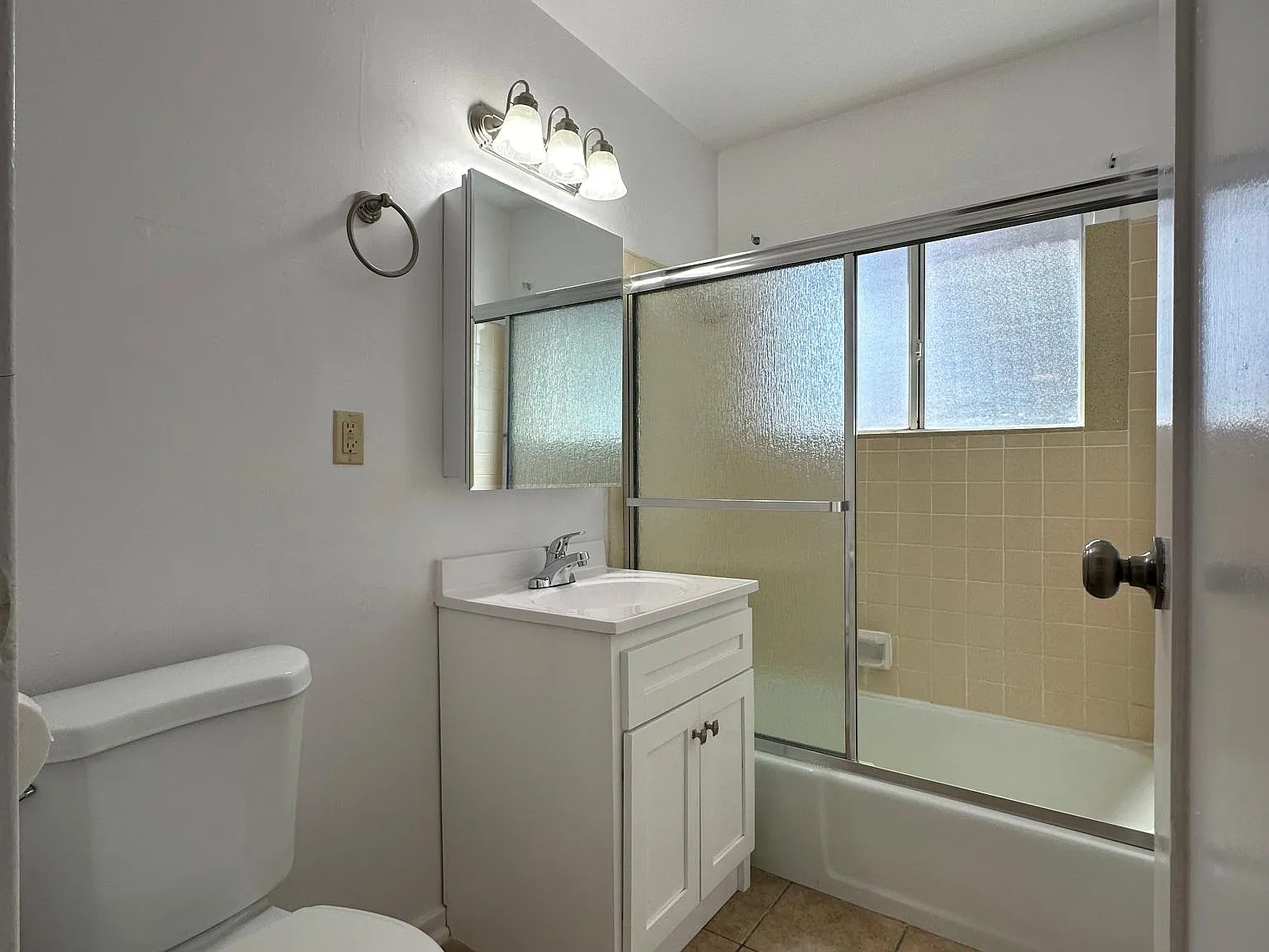 3043 1/2 Larga Ave — Photo 3