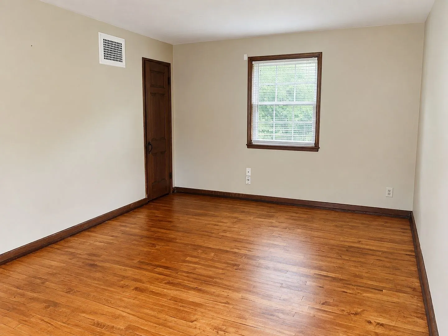 2 bed, 1.5 bath, 1000 sqft, $1,598 — Photo 4
