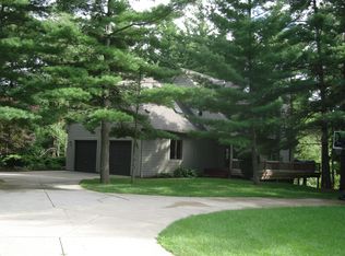 833 N Hughes Rd, Howell, MI 48843