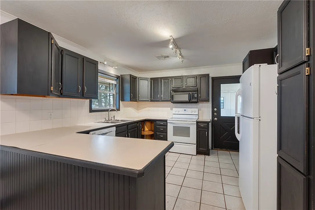 4 bed, 2.0 bath, 2064 sqft, $2,000 — Photo 4