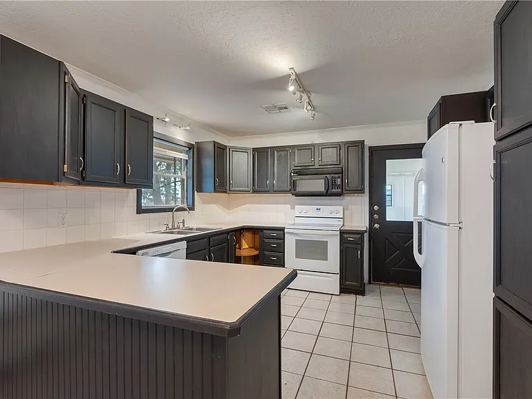 318 Fairway Dr — Photo 4