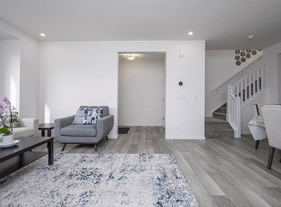 3rd image of 368 Yorkville Ave SW