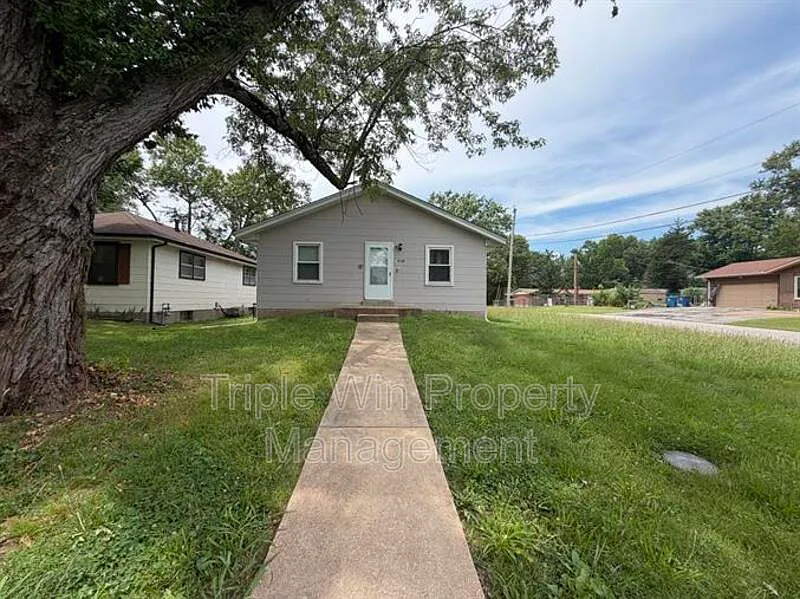 3 bed, 1.0 bath, $1,420 — Photo 2