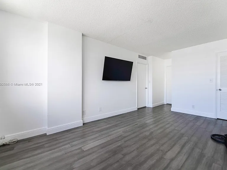 3161 S Ocean Dr — Photo 9