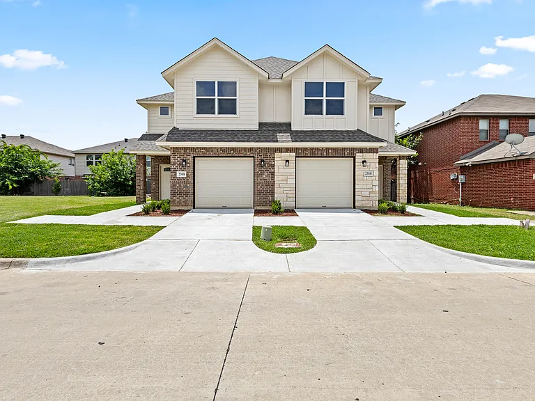 2308 Bloomfield Dr — Photo 2