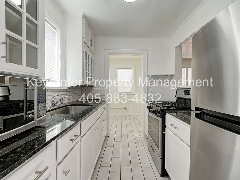 N Gatewood Ave Duplex — Photo 19