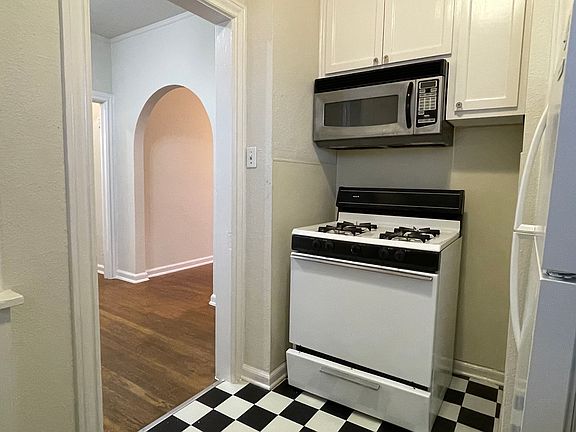 5th image of 405 W Rosewood Ave
