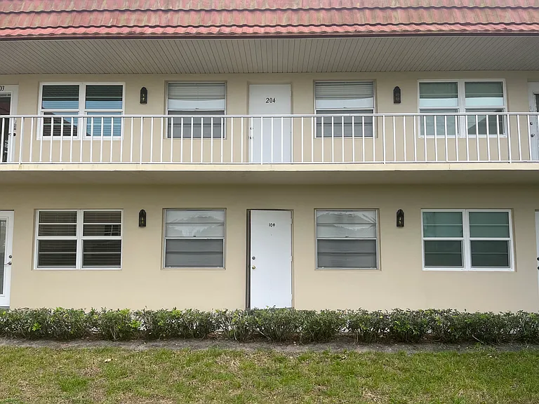 75 Royal Oak Ct #206 — Photo 2