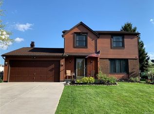 16 Pheasant Run Ln, Lancaster, NY 14086