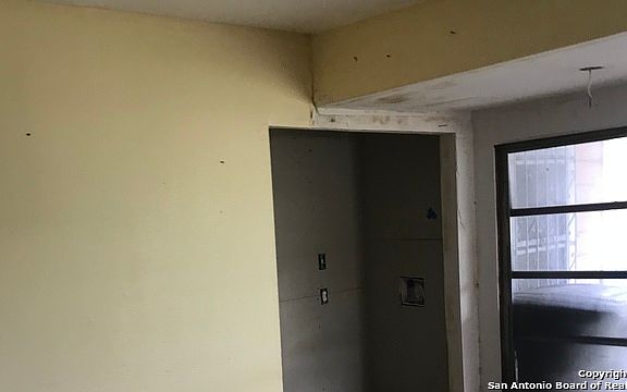 3rd image of 426 Grosvenor St