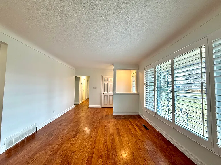 90 Rochelle Dr — Photo 3