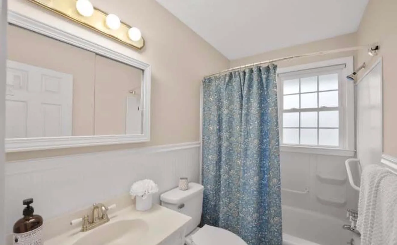 3 bed, $2,100 — Photo 4