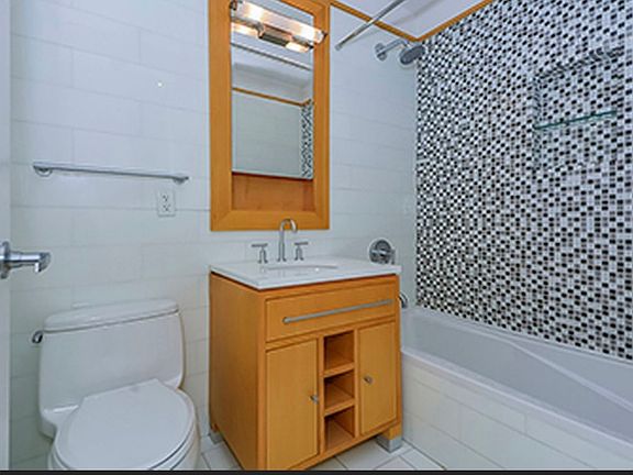 4th image of 10-50 Jackson Ave #5D