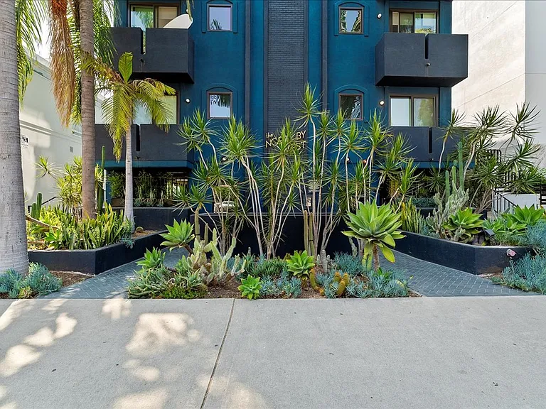 135 N Doheny Dr #202 — Photo 15