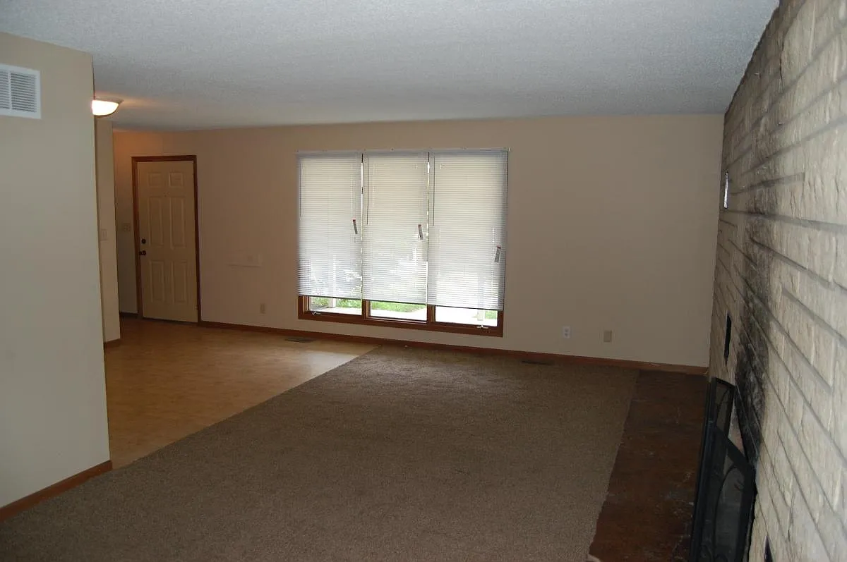 4 bed, 2000 sqft, $1,749 — Photo 2