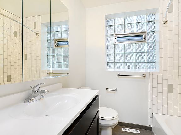 4th image of 429 W Melrose St APT 003E